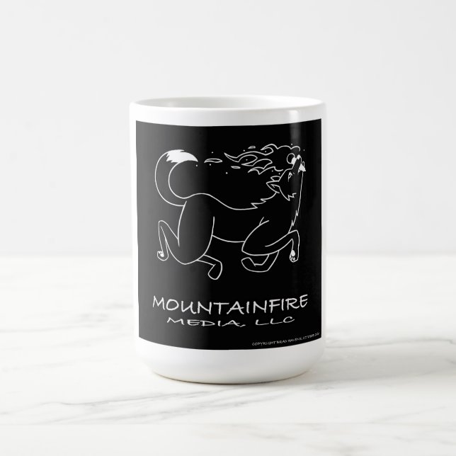Taza De Café MountainFire Coyote blanco en negro fango de fondo (Centro)