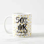 Taza De Café Mr. Always Right Fun 50 Aniversario de Corazones d<br><div class="desc">El perfecto regalo del 50° aniversario del boda para el Sr. Always Right. Personalice con el nombre y el año boda. Un regalo divertido,  único y personalizable para celebrar el boda aniversario de cualquiera. Diseñado por Pure Piglet© en www.zazzle.com/purepiglet*.</div>