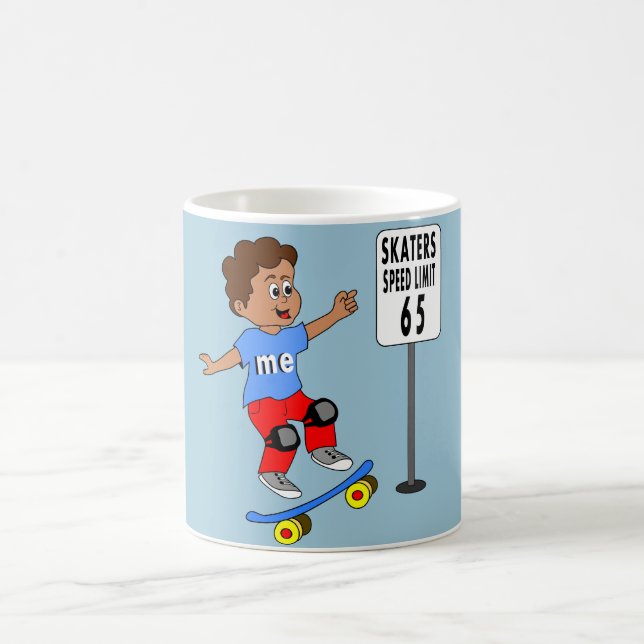 Taza De Café muchacho en el límite de velocidad del patinador (Centro)