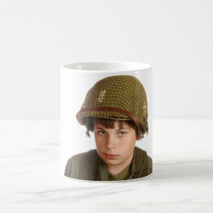 Taza De Café Muchacho joven vestido como soldado