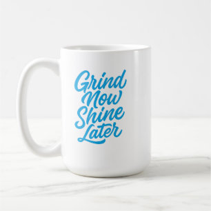 Taza De Café Muele Ahora Brilla Más Tarde – Frase Motivacional