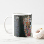Taza De Café Muerte y vida por Gustav Klimt Vintage Art Nouveau<br><div class="desc">Muerte y Vida (1908) de Gustav Klimt es un fino cuadro de arte de la época victoriana con dos partes separadas, Vida y Muerte. A la izquierda, la muerte la representa un rascacielos oscuro clásico con un cráneo sonriente, cubierto con una bata oscura adornada con una cruz religiosa. A la...</div>