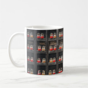 Taza De Café Muerto de muñecas de Matryoshka en repisa