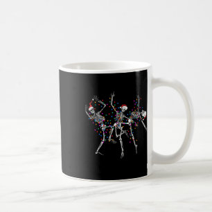 Taza De Café Muertos adentro pero son Navidades bailando Skelet