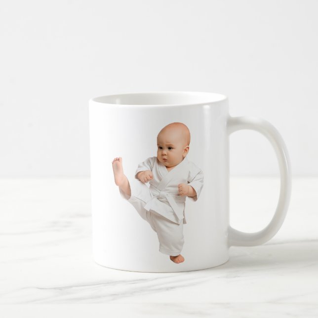 Taza De Café Mug bébé karatéka dans son kimono blanc. (Derecha)