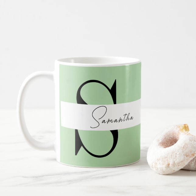 Taza De Café Mug clásica de monograma verde pastel - Personaliz (Con donut)