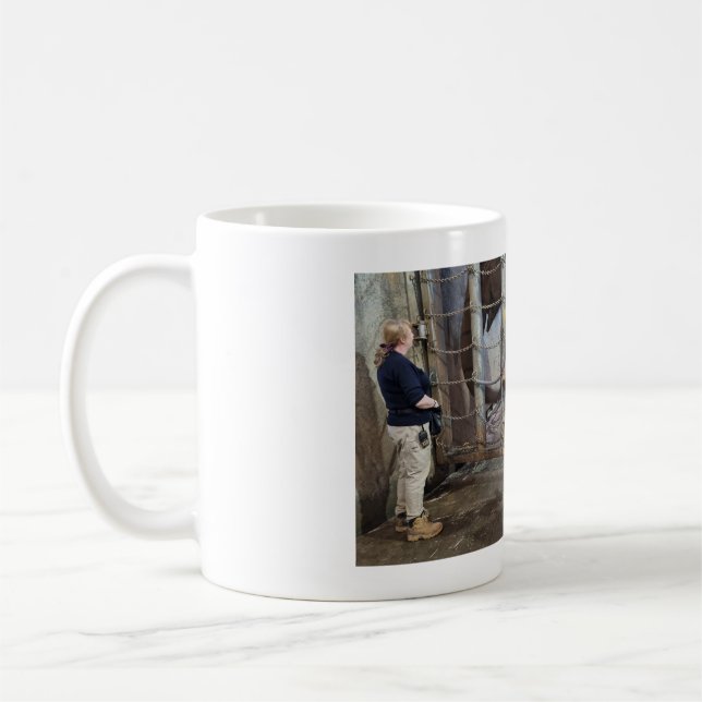 Taza De Café Mug con una foto de una dama y un elefante. (Izquierda)