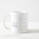 Taza De Café Mug de etiquetas grandes personalizadas de Science<br><div class="desc">Por el amante de la ciencia en tu vida. Esta taza de 10 oz se hace para que parezca una pieza de vidrio de laboratorio, con graduaciones para un vaso de 250 ml de tamaño comparable. Incluso puede personalizarlo con sus iniciales o nombre, como lo haría en una configuración de...</div>
