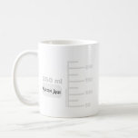 Taza De Café Mug de etiquetas grandes personalizadas de Science<br><div class="desc">Por el amante de la ciencia en tu vida. Esta taza de 10 oz se hace para que parezca una pieza de vidrio de laboratorio, con graduaciones para un vaso de 250 ml de tamaño comparable. Incluso puede personalizarlo con sus iniciales o nombre, como lo haría en una configuración de...</div>