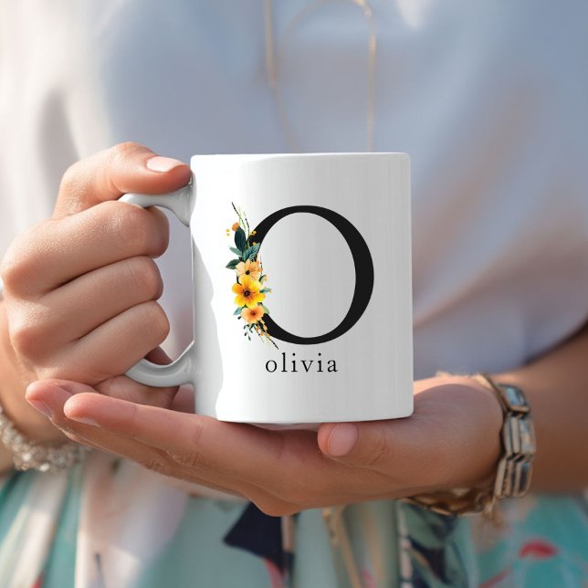 Taza De Café Mug de floral o monograma con nombre editable (Floral O Monogram Mug with Editable Name. Yellow, Orange & Greenery Watercolor Flowers.)