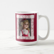 Mug de Navidades de la muñeca roja para el patinaj