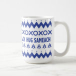 Taza De Café Mug feliz de "suéter feo" en Hanukkah<br><div class="desc">Feliz Hanukkah "Suéter Feo" Mug. Solamente por diversión, ¿qué tal "Abrazo Sameach" en lugar de "Chag Sameach/Happy Holiday :?) Los tazas son un regalo a tener en cuenta para regalar y fáciles de vestir llenándose con algunos dreidels favoritos, caramelos, galletas, gelt o ?, envueltos en celofán y una pequeña cinta...</div>