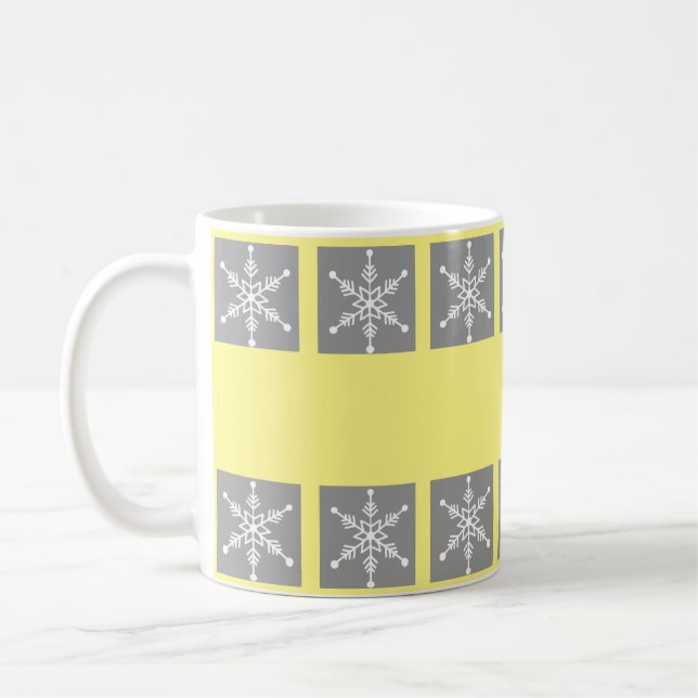 Taza De Café Mug festiva con copos de nieve en amarillo y gris. (Izquierda)