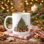 Taza De Café Mug festivo ideal para regalo de Navidad<br><div class="desc">Disfrutá la magia de la Navidad con esta encantadora taza ilustrada con un árbol navideño lleno de adornos y regalos. Perfecta para tus bebidas favoritas en invierno o como regalo especial para amigos y familia. Su diseño cálido y festivo la convierte en el complemento ideal para crear momentos acogedores durante...</div>