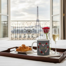 Mug gris avec des cœurs roses et rouges