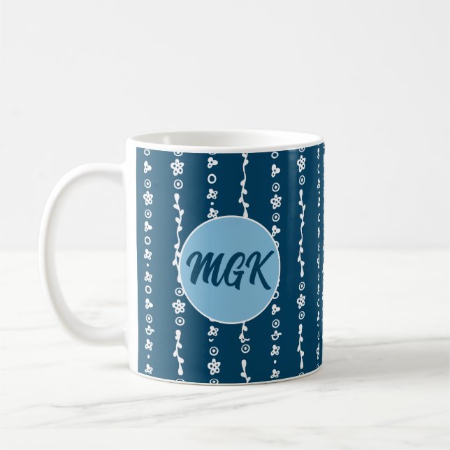 Taza De Café Mug monogramada con patrón lineal blanco en azul (Izquierda)