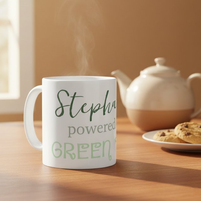 Taza De Café Mug personalizada "impulsada por el té verde" (Powered by green tea mug with custom name.)