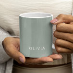 Taza De Café Mug Personalizado de color de ceniza verde persona<br><div class="desc">Comience el día con elegancia usando este personalizado de color verde personalizado. Con un sofisticado tono de ceniza verde con un nombre de personalizable, esta taza añade un toque único y personal a sus momentos de café o té. Perfecto para el uso en casa o en la oficina, el diseño...</div>