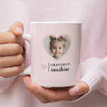 Taza De Café Mug Sunshine de la abuela - Rosa personalizado<br><div class="desc">¡Brilla las mañanas de la abuela con esta dulce y soleada taza personalizada! Con una foto personalizado de su nieto dentro de un marco cardíaco y el mensaje "Sunshine de la abuela", esta taza de café rosa suave es la manera perfecta de mostrarle lo mucho que le encanta. Ideal para...</div>