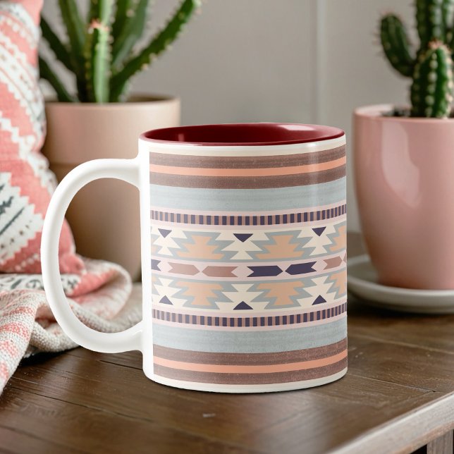 Taza De Café Mugre de patrón tribal del suroeste de Peach (Two-Tone Mug in Maroon)