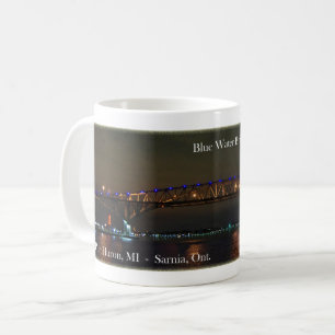Taza De Café Mugre nocturna del puente sobre el agua azul