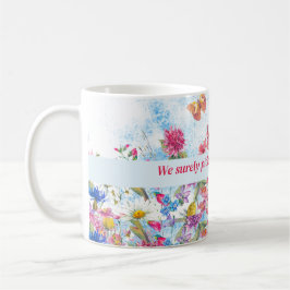 Taza De Café Mugre personalizada con mariposa floral de verano