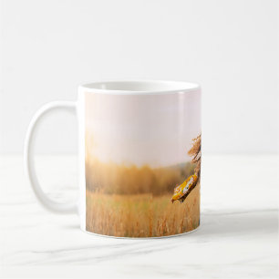 Taza De Café Mujer caminando en el campo durante el día
