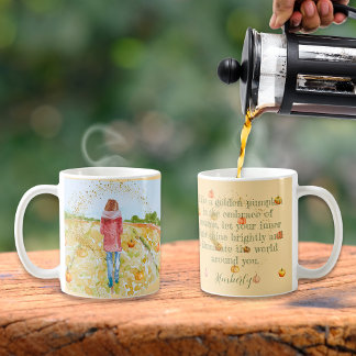 Taza De Café Mujer Caminando Un Parche De Calabaza Inspirador