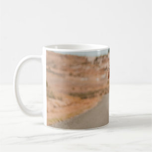 Taza De Café Mujer con camisa blanca corriendo por la carretera