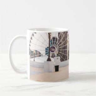 Taza De Café Mujer con traje floral blanco y azul con gorra