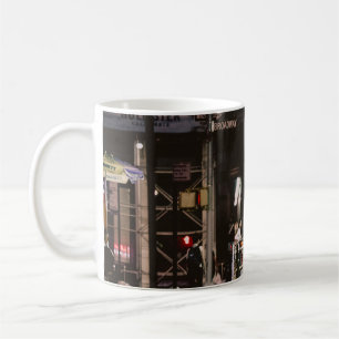 TAZA DE CAFÉ MUJER DE VESTIDO NEGRO Y ROJO CAMINANDO AL LADO DE