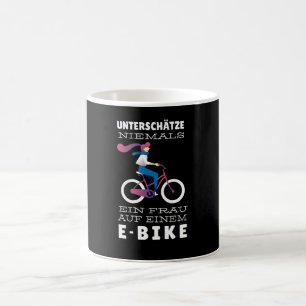 Taza De Café Mujer en bicicleta electrónica