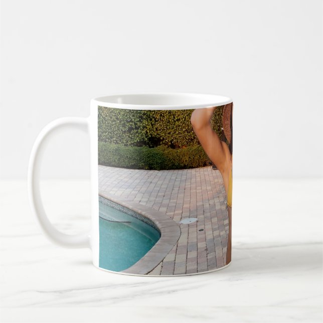 Taza De Café Mujer en bikini amarillo de pie sobre fondo de lad (Izquierda)