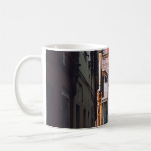 TAZA DE CAFÉ MUJER EN CAMISA BLANCA Y PANTALLAS NEGRAS CAMINAND