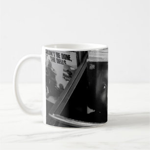 TAZA DE CAFÉ MUJER EN CAMISETA NEGRA FRENTE A LOS LIBROS