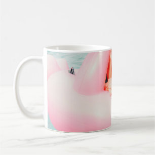 Taza De Café Mujer en flamingo inflable rosa en piscina al aire
