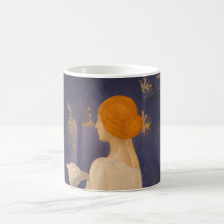 Taza De Café Mujer etérea Art Nouveau junto a calas iluminadas