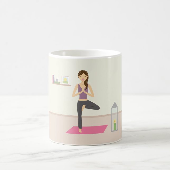 Taza De Café Mujer Hermosa Haciendo Yoga En Una Habitación Deco (Centro)