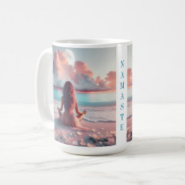 Taza De Café Mujer hermosa meditando en Beach Blank