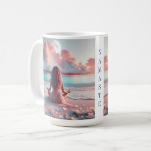 Taza De Café Mujer hermosa meditando en Beach Blank