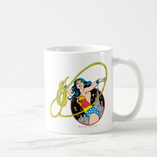 Taza De Café Mujer Maravilla con antecedentes de ciudad (Derecha)