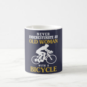 TAZA DE CAFÉ MUJER MAYOR CON UNA BICICLETA