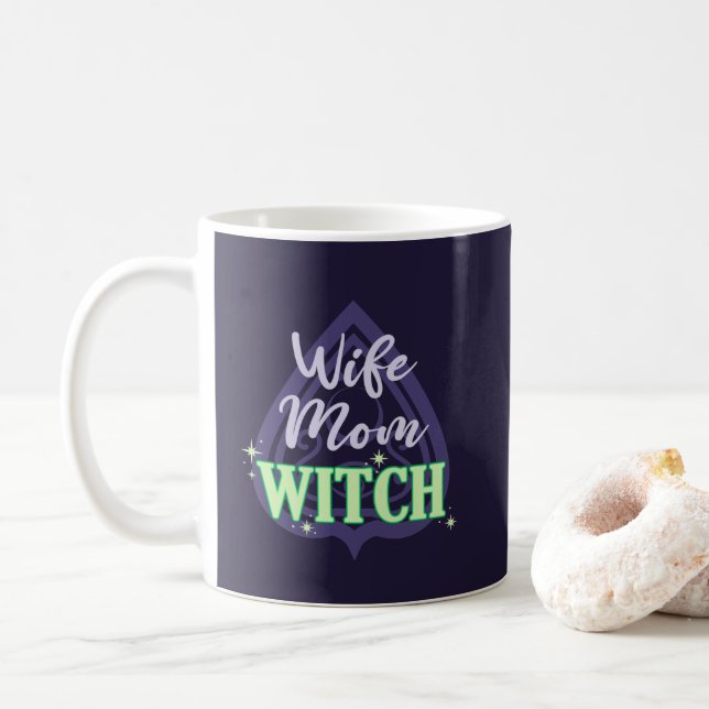 Taza De Café Mujer Monogramada Mamá Bruja - Halloween divertida (Con donut)