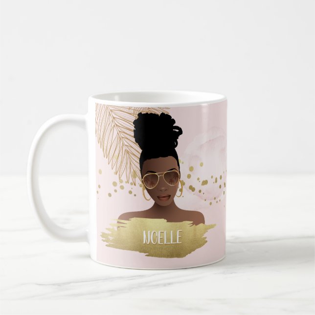 Taza De Café Mujer negra, hoja de oro tropical y sombras, rosa