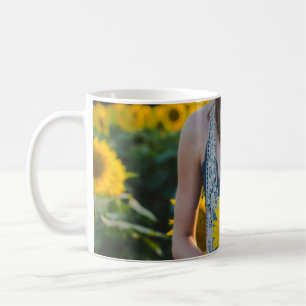 Taza De Café Mujer parada en el campo del girasol