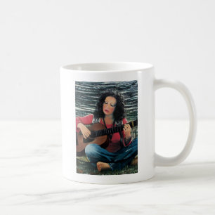 Taza De Café Mujer que juega música con la guitarra acústica