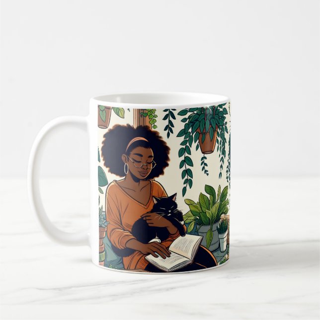 Taza De Café Mujer relajándose con su gato, libro y plantas (Izquierda)