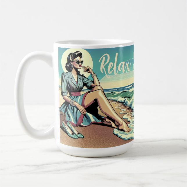 Taza De Café Mujer retro de los años 50 sentada en la playa (Izquierda)