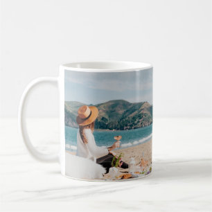 Taza De Café Mujer sentada cerca de la costa mirando a Golde