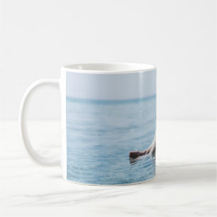 Taza De Café Mujer sobre una carroza inflable en el océano apun